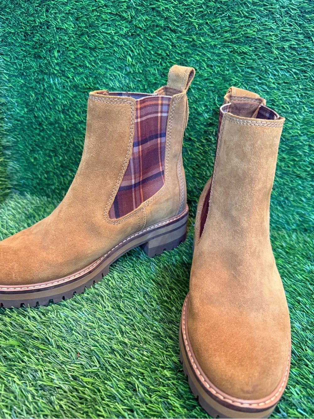 Timberland woman Tan Suede Chelsea Boots - Classic Slip-On Style size 6.5
